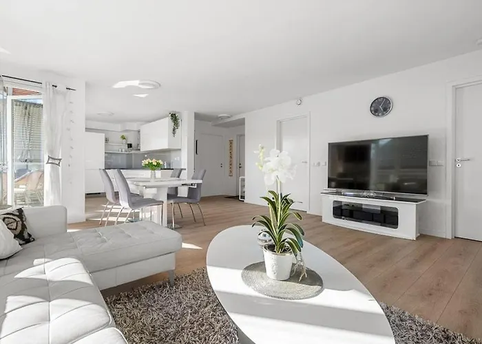 דירה A Cozy Three Bedroom For Rent